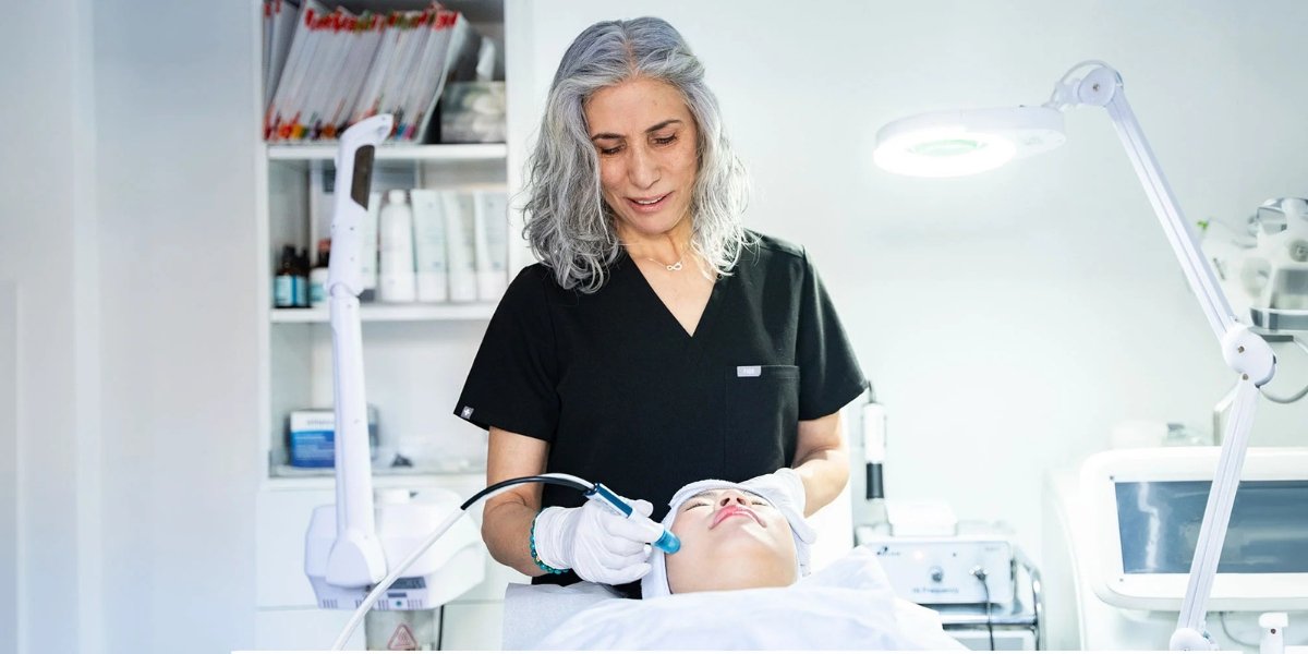 Professional Recognition, Collaborative Research Networks, and Clinical Influence: Edelstein Cosmetic Plastic Surgery Within the Broader Medical Community